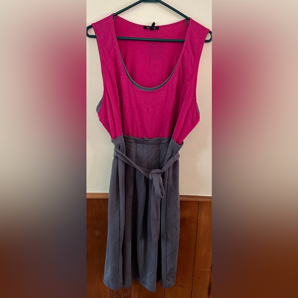 DAISY FUENTES size XL, pink and gray sleeveless, scooped neckline, belted dress